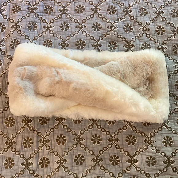 Badgley Mischka Faux Fur Scarf - Picture 6 of 9